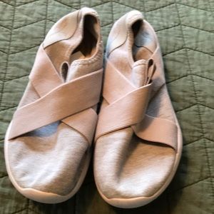 Gray 7.5 very lightweight woman’s sneakers